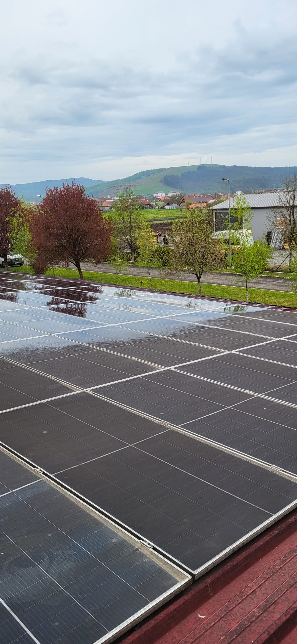 Curatare panouri fotovoltaice in Gherla, Cluj pe Hala cu funingine