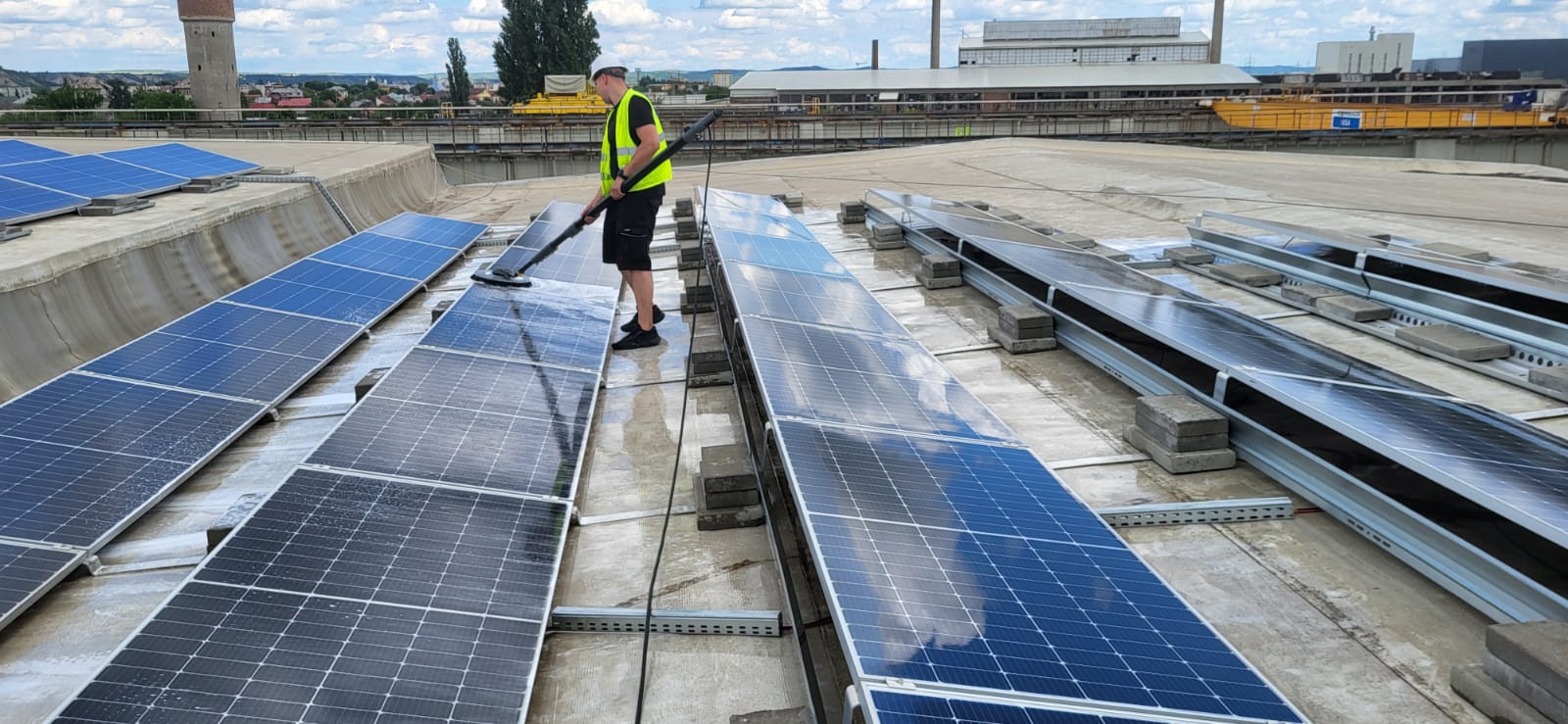 Echipamente moderne utilizate pentru curățarea panourilor solare, asigurând o întreținere eficientă și protecția investiției tale.